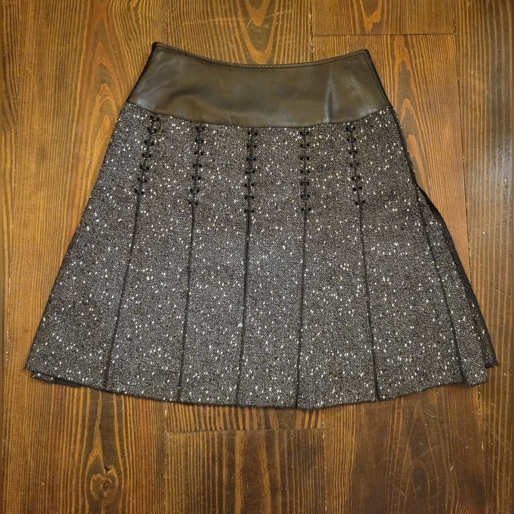 Carlisle overlay pleats. leather waist band Faux pocket lined Sz 0 Black  skirt